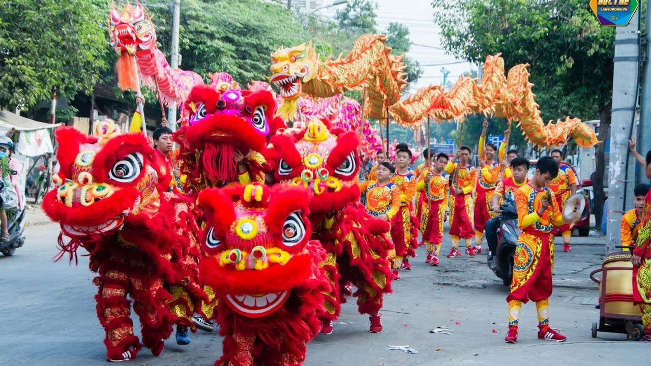 https://thuthuatnhanh.com/wp-content/uploads/2020/10/hinh-anh-mua-lan-su-rong-tren-duong-pho-1.jpg